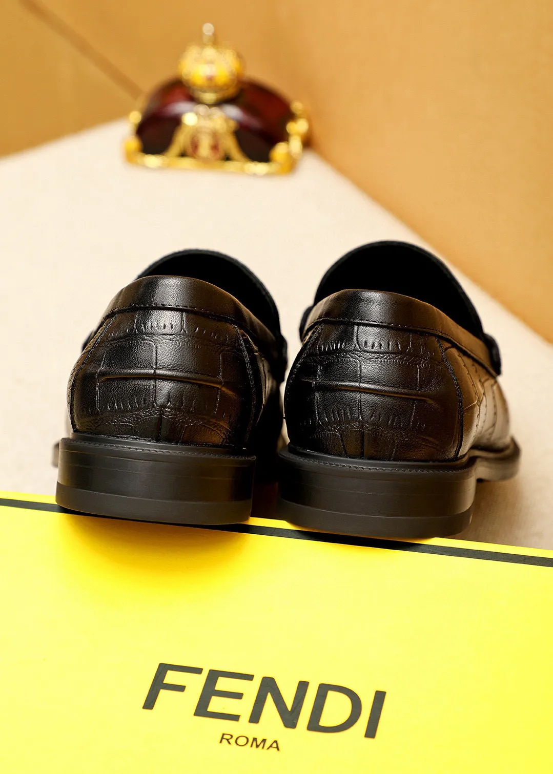Men's shoes 💰460 💐 Product trademark: FENDI [Fendi] casual leather shoes Regular size: 38-44 (45🉑️customized) Product materials: Selected imported first-layer calfskin embossed upper + luxury hardware buckle, imported cow 🐂 lining. Strong three-dimensional visual effect, rubber outsole Color: 1⃣️color optional